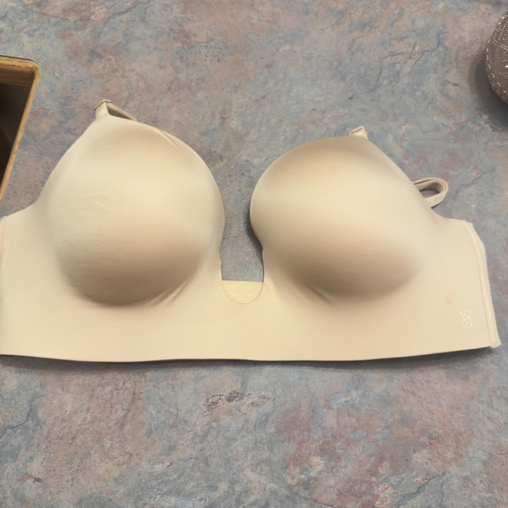 Seamless Cream Bra 38D Victoria secret